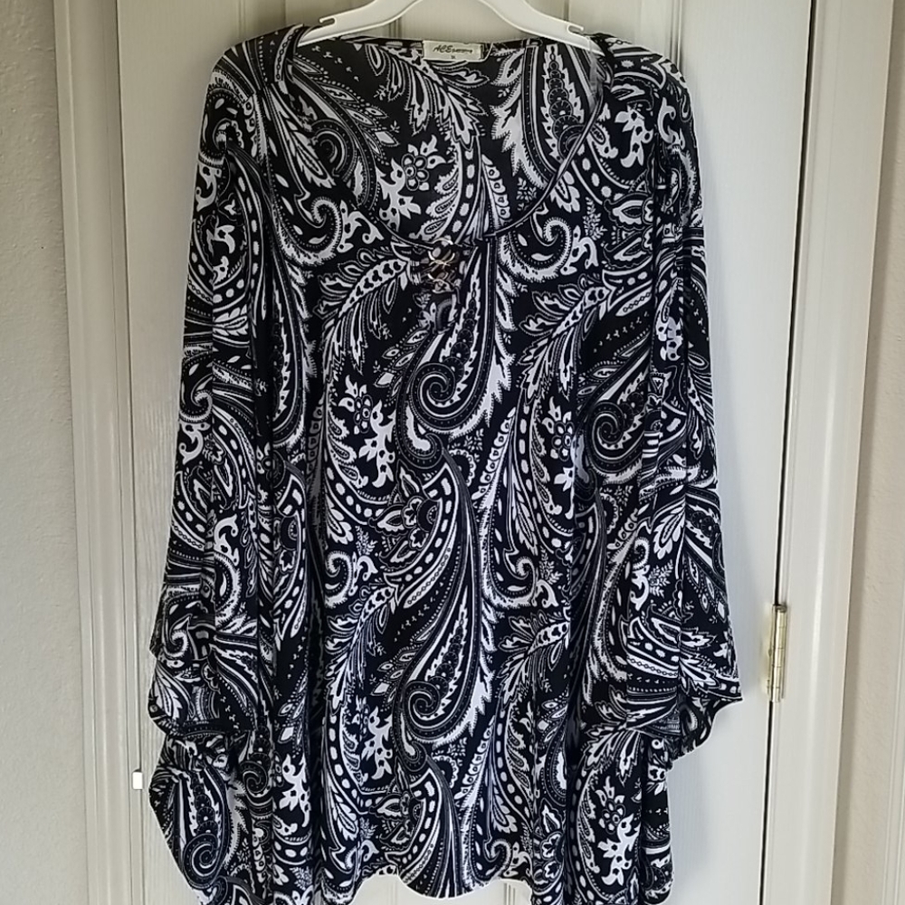 NWT ACE BLACK & WHITE PAISLEY BLOUSE